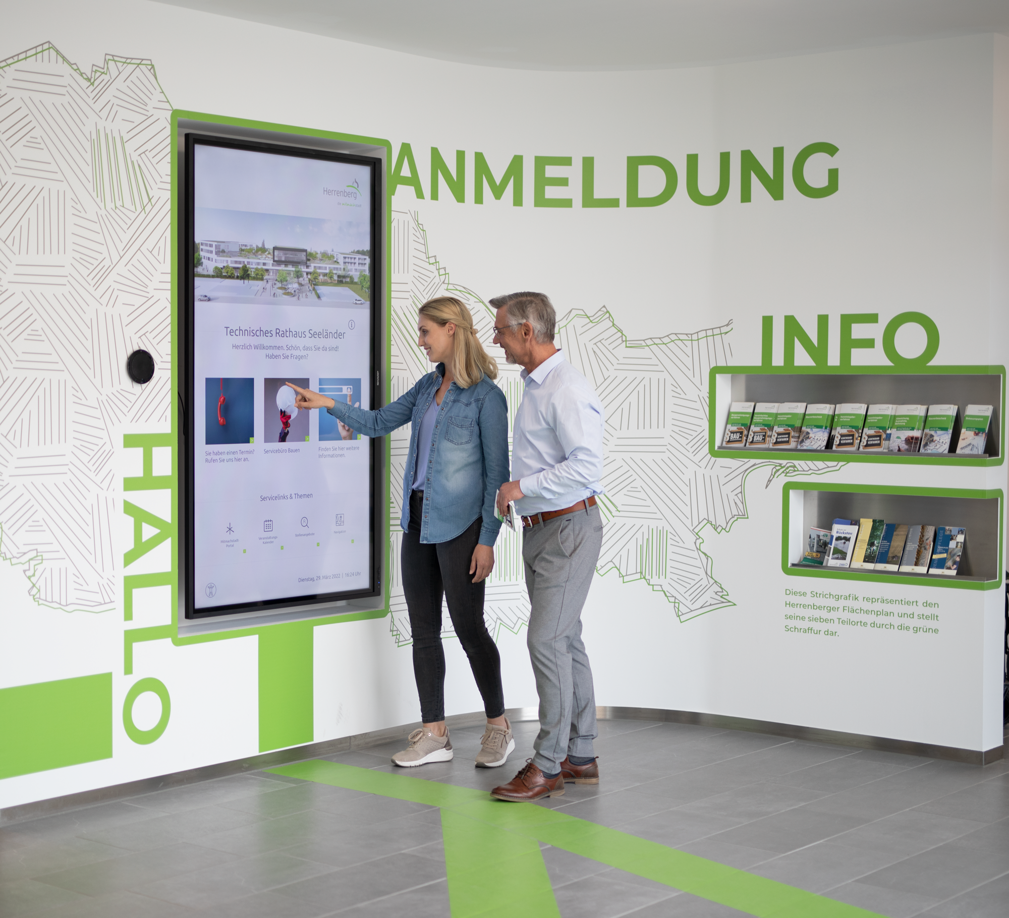 Ratshauseingang mit Smartem Bildschirm