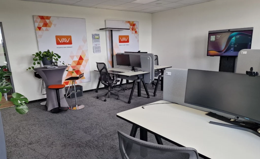 Blick in einen Büroraum mit modernen, mobilen Einzelarbeitsplätzen.