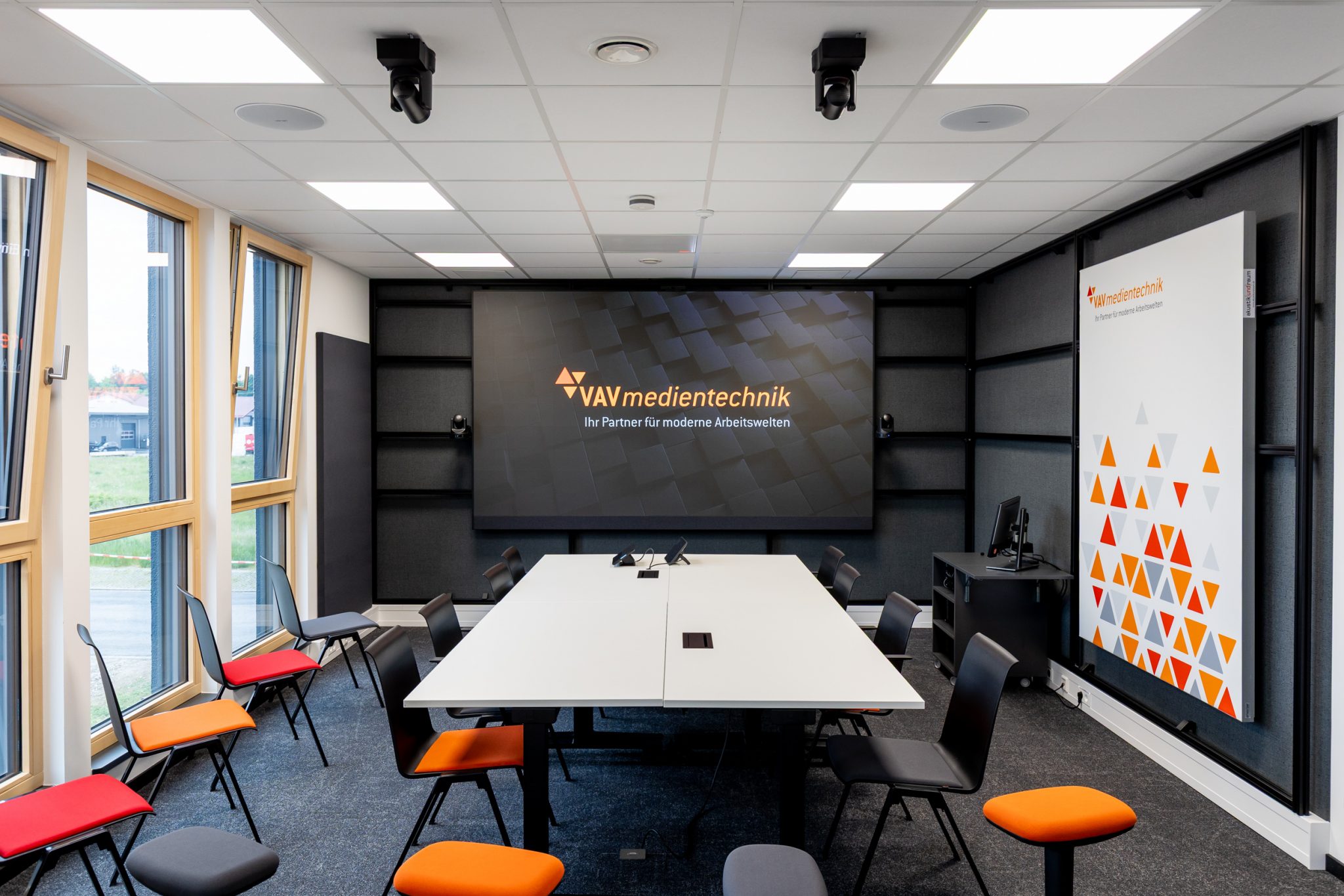 Gesamtansicht Raum Isar mit LED‑Wand und Konferenztisch
