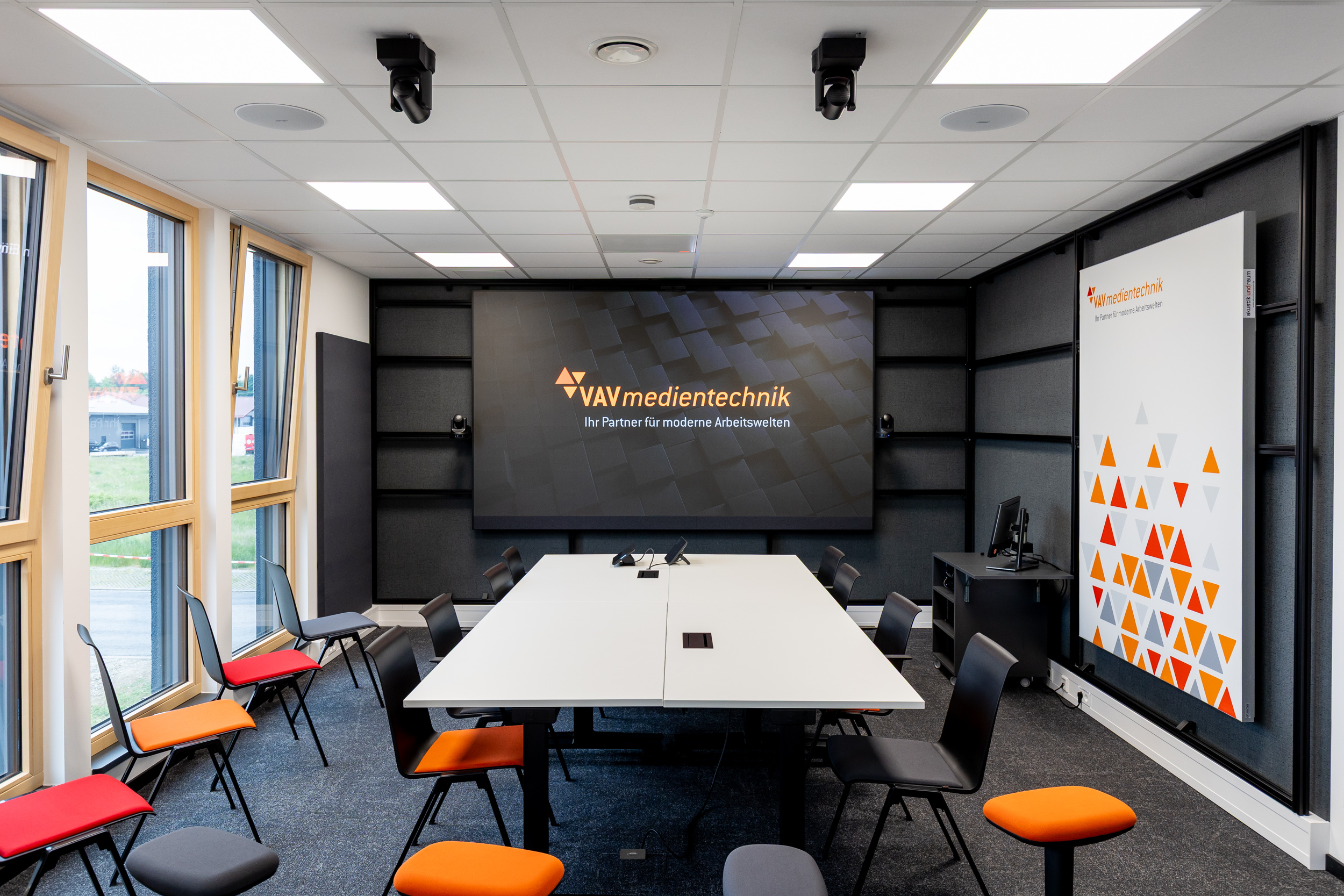 Gesamtansicht Raum Isar mit LED‑Wand und Konferenztisch