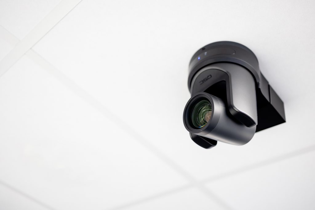 Deckenmontierte PTZ‑Kamera im Besprechungsraum