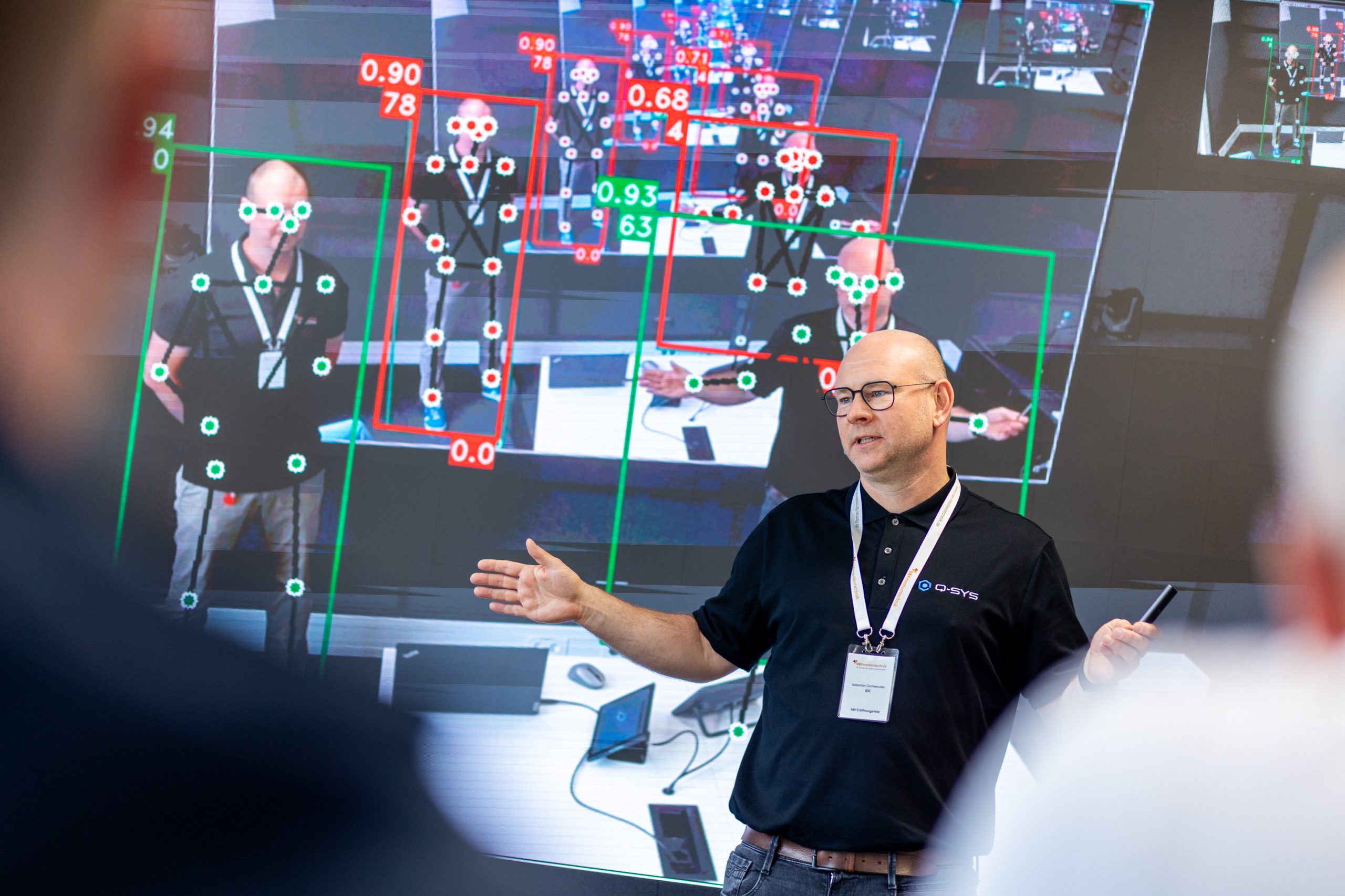 Q-SYS Live-Demonstration im Raum Isar Mann präsentiert Q-SYS Kameratracking im Raum Isar bei VAV Medientechnik in Igling.
