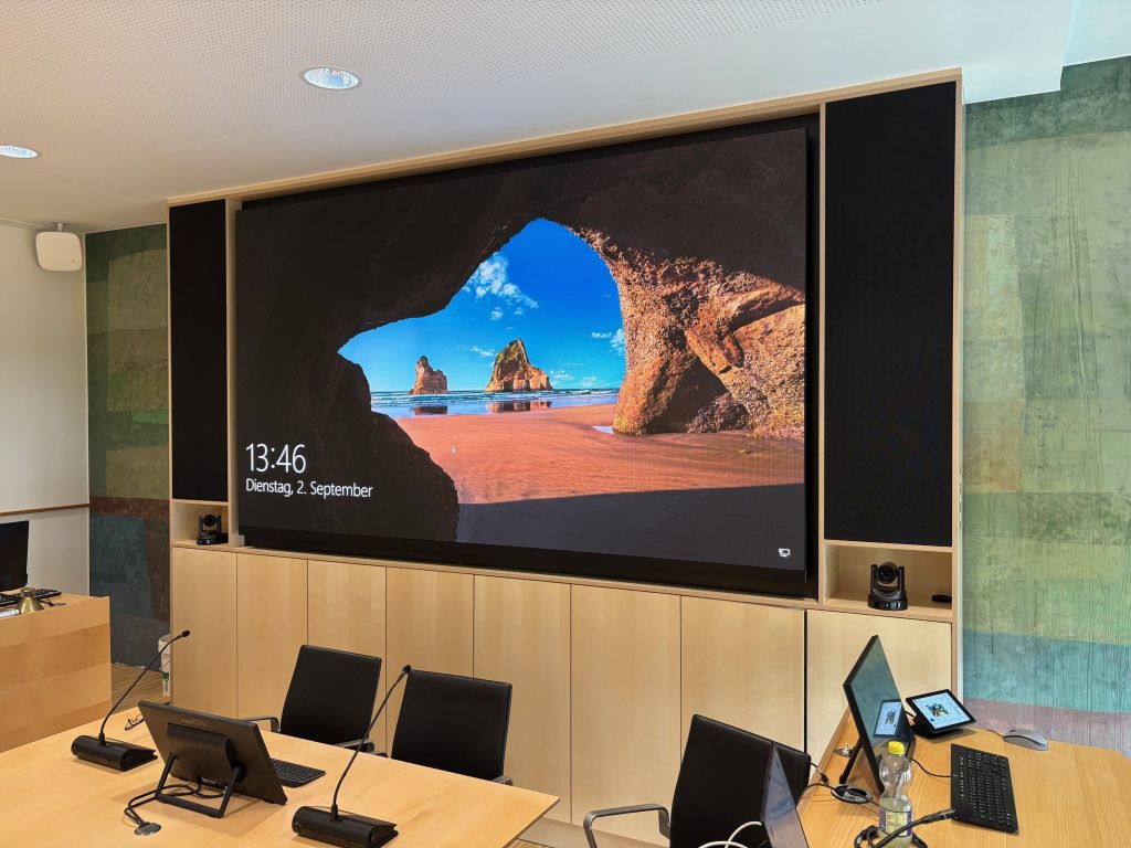Großbild-LED-Wand mit Kameras, Touchpanel und Bedienarbeitsplatz