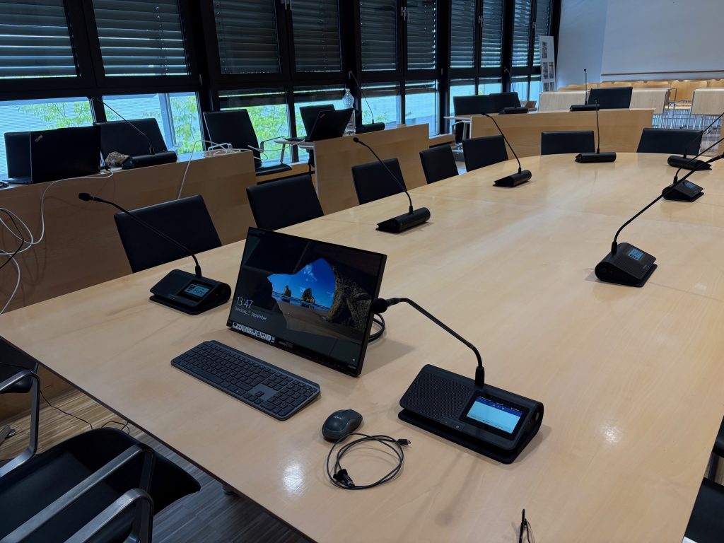 Einzelplatz mit Laptop, drahtlosem Konferenzgerät und Mikrofon