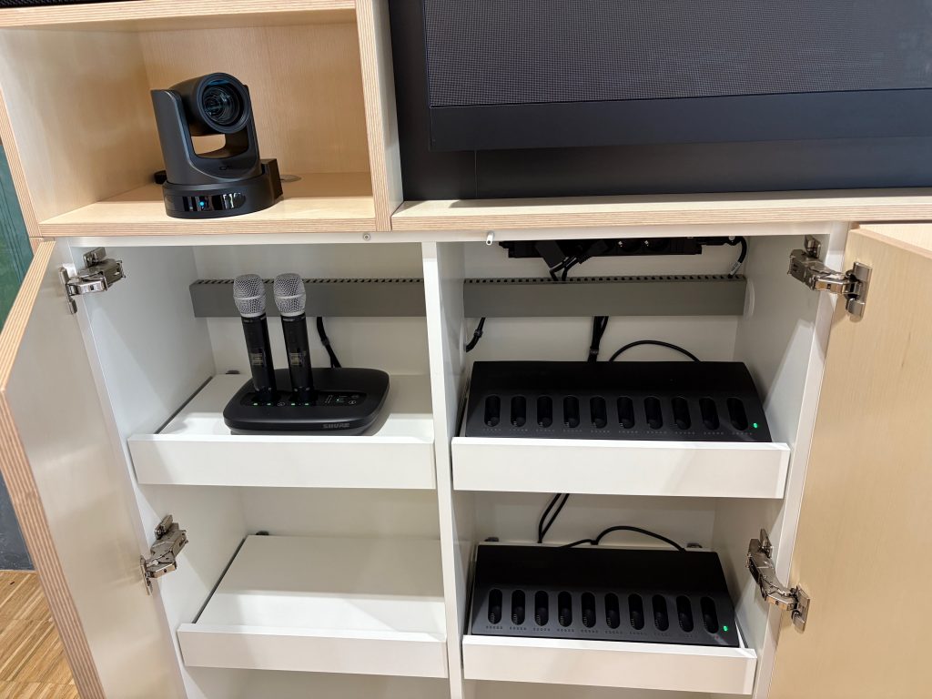 PTZ-Kamera, Handmikrofone und Ladeeinheit in Sideboard integriert