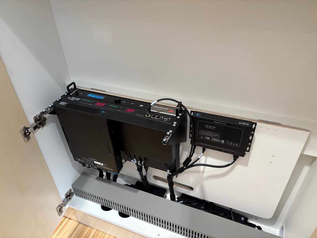 Netzgeräte, Verstärker und USV-System im Technikschrank