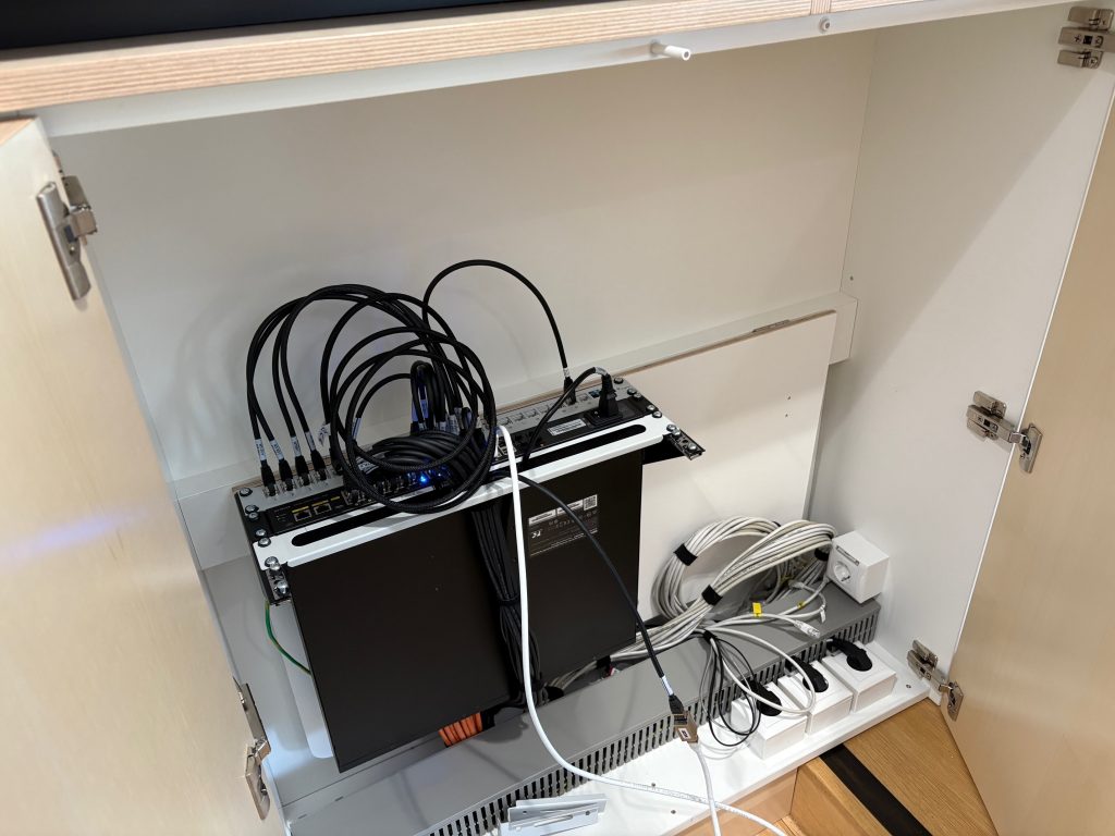 HDMI- und Netzwerkkabel sauber verlegt im Medienrack