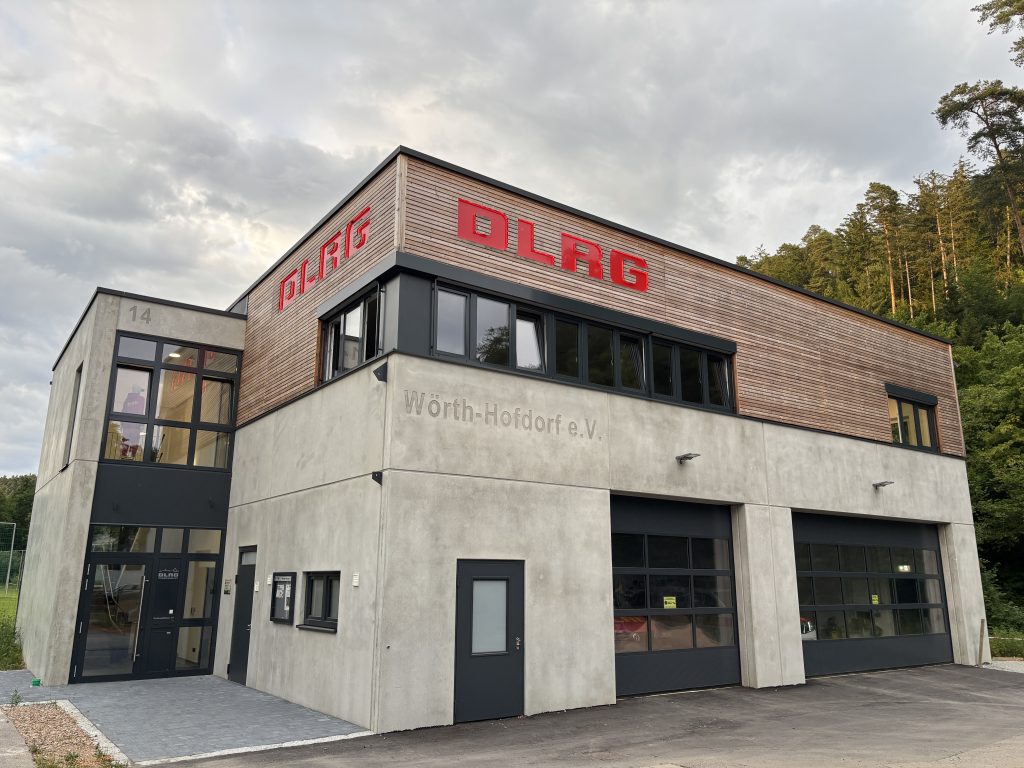 Außenansicht des neuen DLRG-Gerätehauses in Wörth-Hofdorf