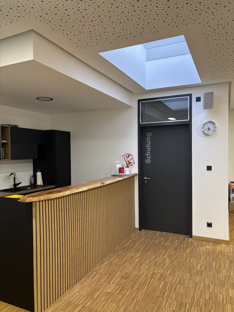 Empfangsbereich mit Loungezone und Holztheke