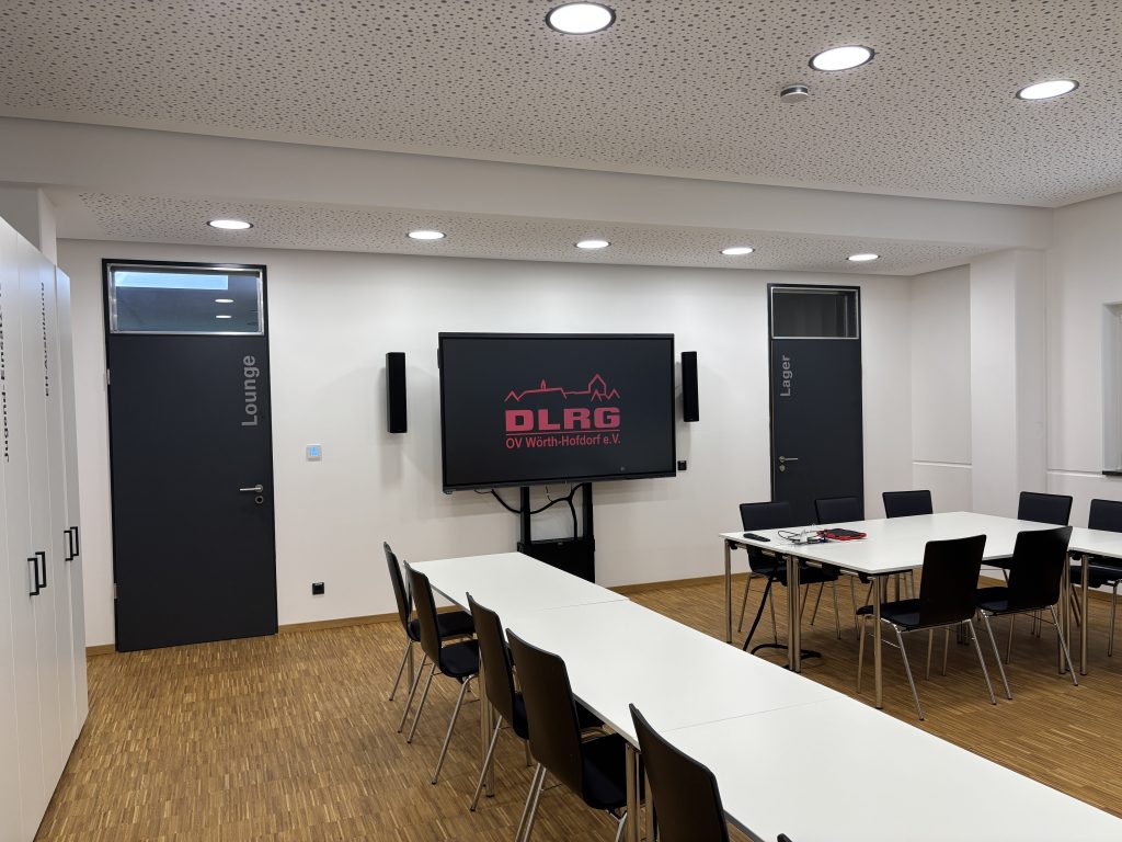 Schulungsraum mit interaktivem Display und flexibler Bestuhlung