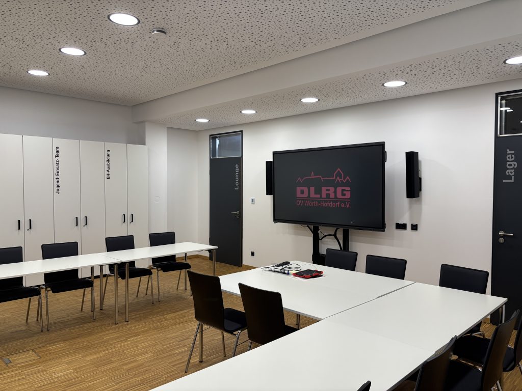 Weiterer Blickwinkel auf den Schulungsraum mit Medientechnik