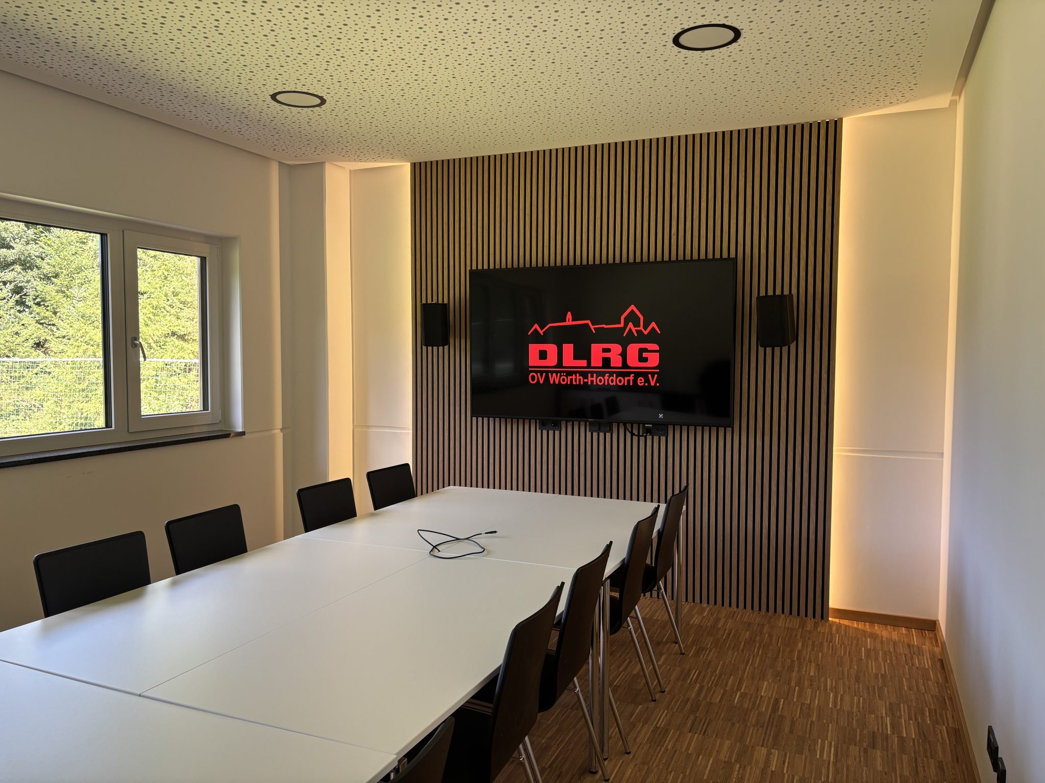 Besprechungsraum mit AV-System und Holzdesignwand
