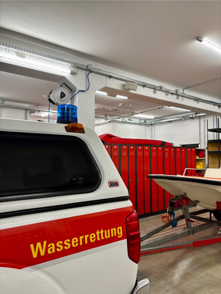 Einsatzfahrzeug und Ausrüstung in der Halle der DLRG