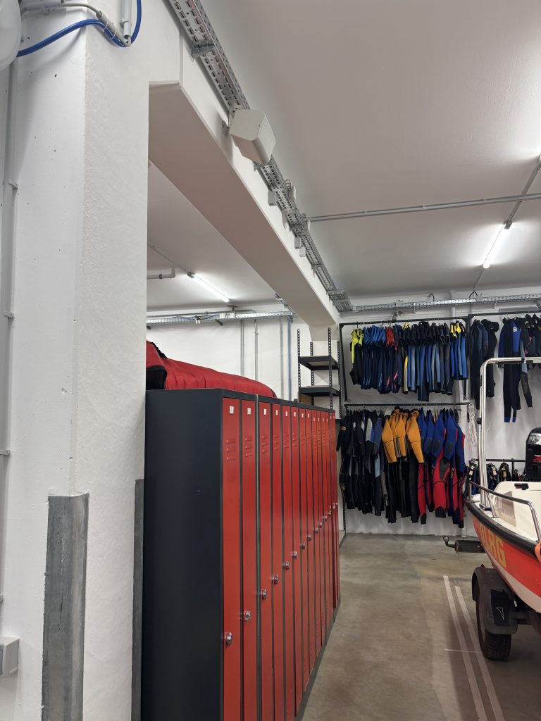 Spinde und Neoprenanzüge in der Einsatzhalle der DLRG
