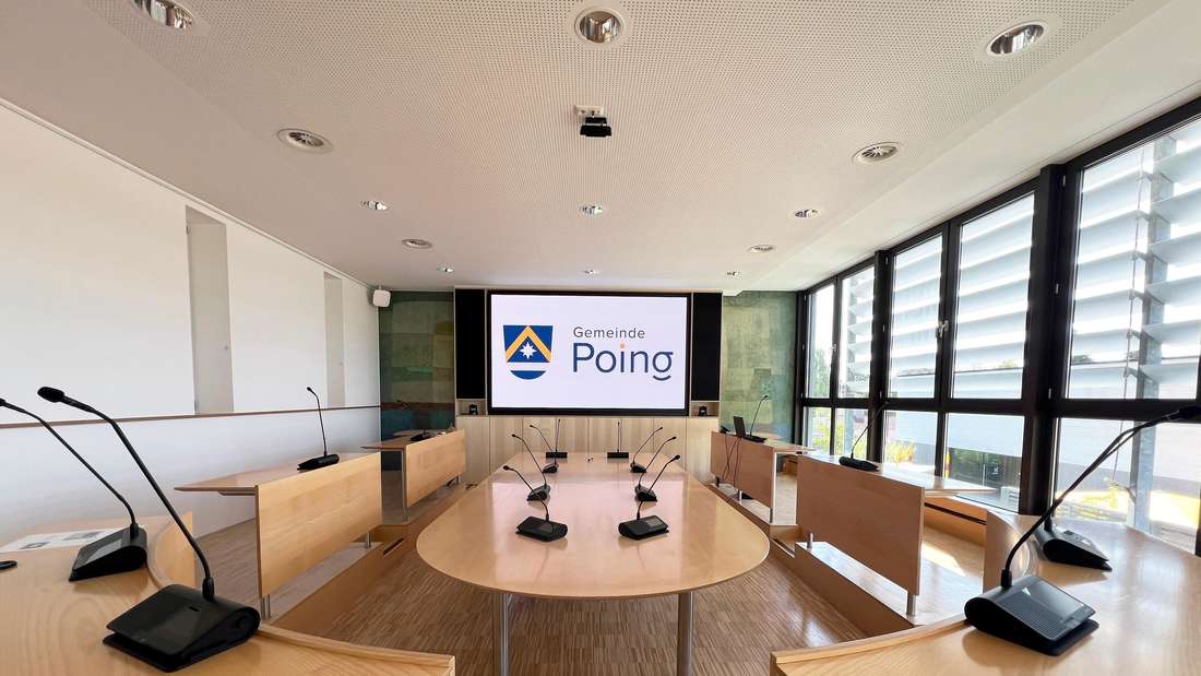 Modernisierter Sitzungssaal der Gemeinde Poing mit LED-Wand und Konferenzsystem. © Gemeinde Poing