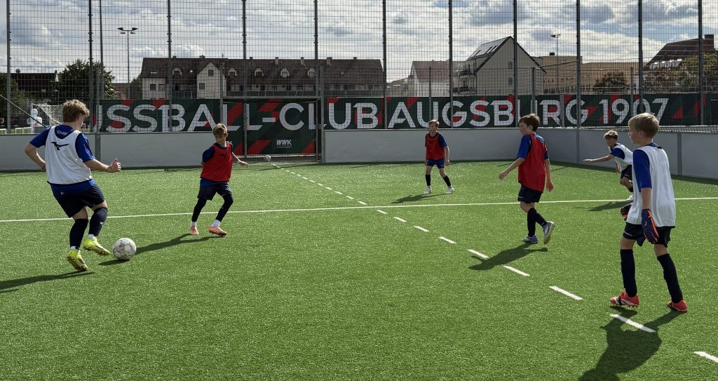 Die D-Jugend der JSG Lech-Ammersee durfte eine besondere Trainingseinheit in der Paul-Renz-Akademie des FC Augsburg erleben. VAV Medientechnik unterstützte die Aktion als FCA-Freund.